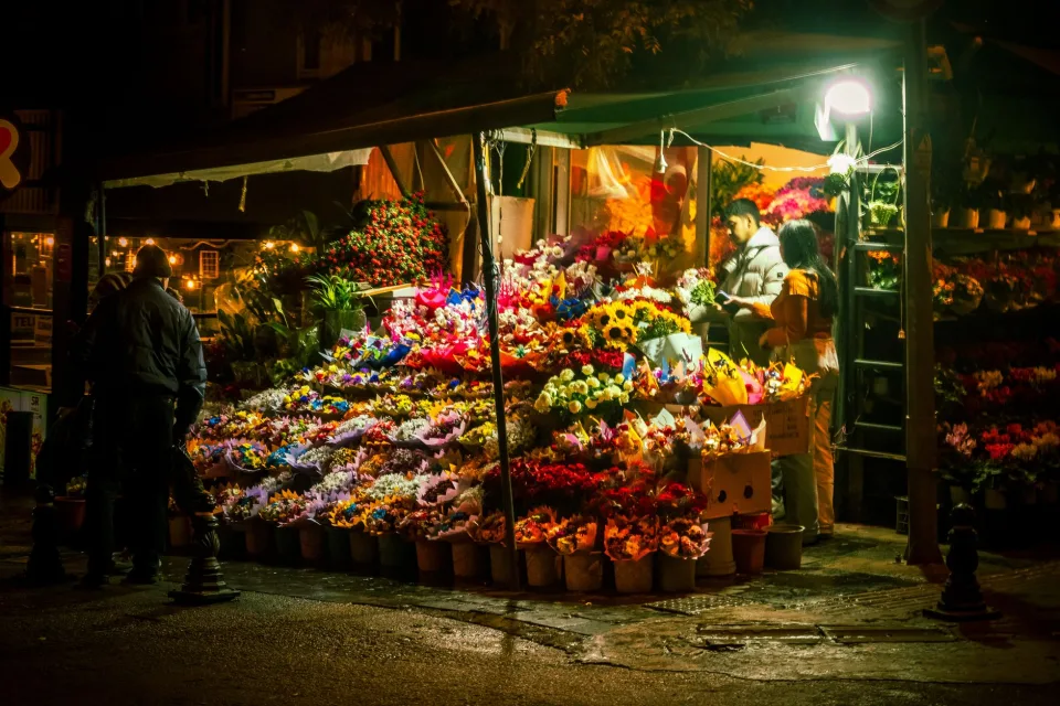 Người làm hoa tại shop