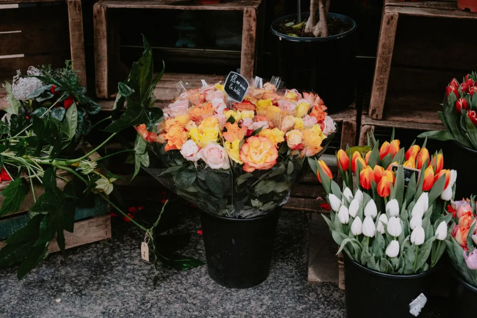 Người làm hoa tại shop