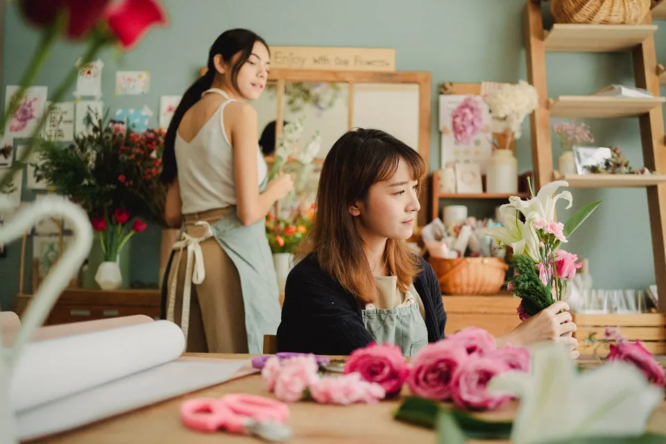 Người làm hoa tại shop