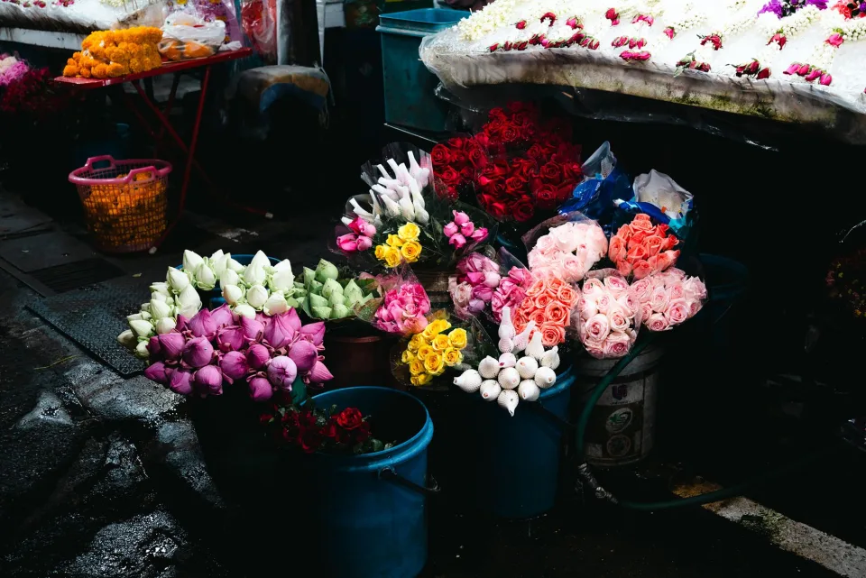 Người làm hoa tại shop